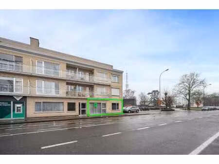 gelijkvloers appartement met handelsruimte en parking nab...