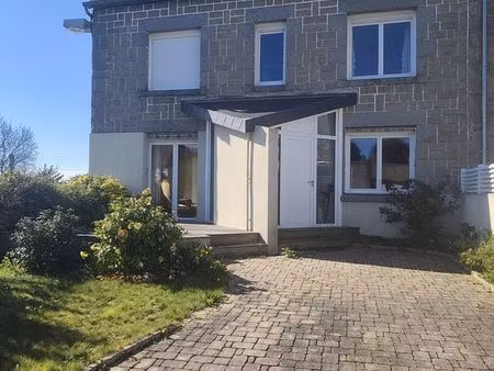 maison dans le bourg en très bon état