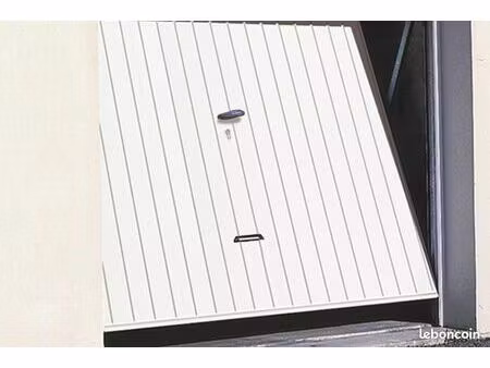 grand garage ferme dans residence securise-luynes