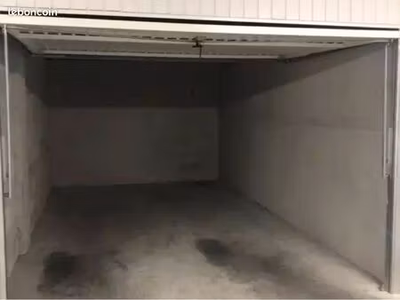 à louer garage/box fermé vieux port