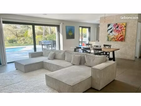 villa contemporaine de plain-pied avec piscine et vue dégagée