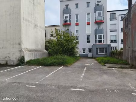 place de parking extérieur