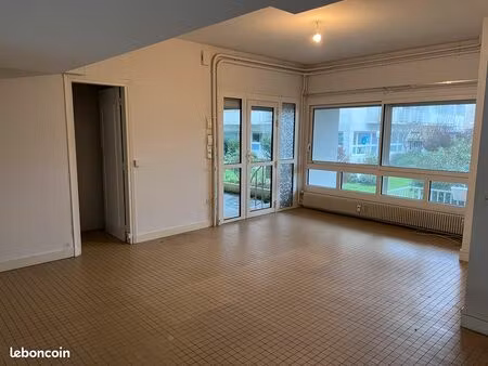 local professionnel en duplex – proche centre-ville & ecoles – disponible immédiatement