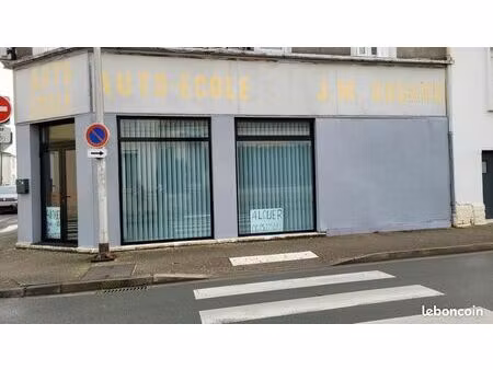 local commercial rive droite situé prés du leclerc abbaye aux dames