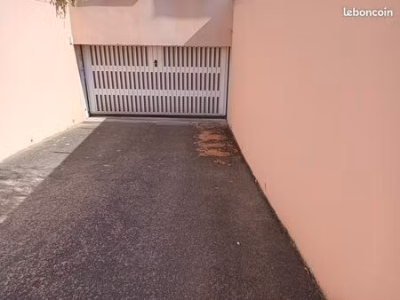 garage fermé à louer résidence sécurisée 13 m²