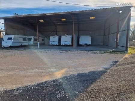loue emplacements sous hangar sécurisé pour hivernage et gardiennage de campings cars  car
