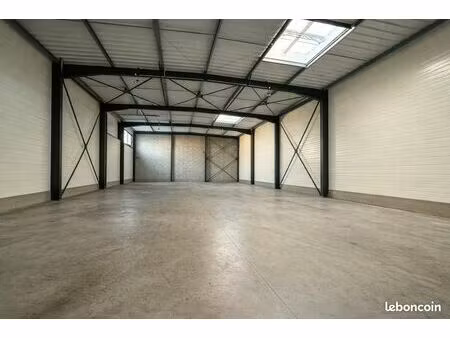 local 450 m² quévert