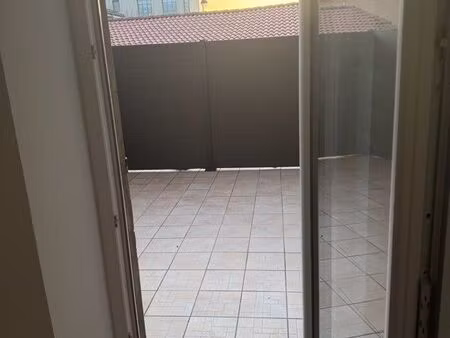 loue t2 refait à neuf terasse 20 m2