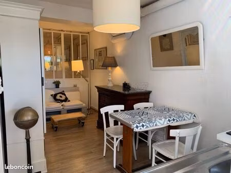 petit studio dans maison + parking. environnement