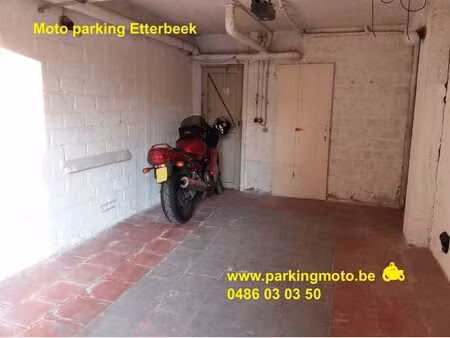 emplacement sécurisé pour 2 roues dans box fermé