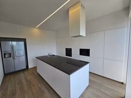 bel appartement trois chambres à charleroi