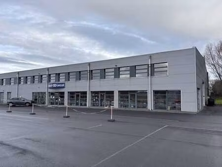 entrepôt polyvalent/propriété commerciale d'environ 1 400 m²