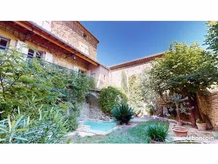 demeure de caractère en pierre  rénovée par un artiste