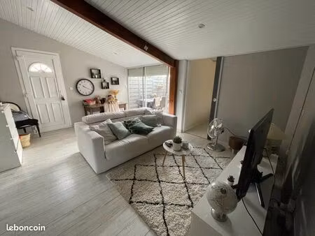 à louer à l’année maison de ville 80m2 centre