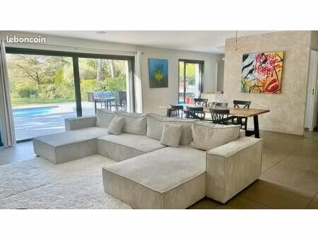 villa contemporaine de plain-pied avec piscine et vue dégagée