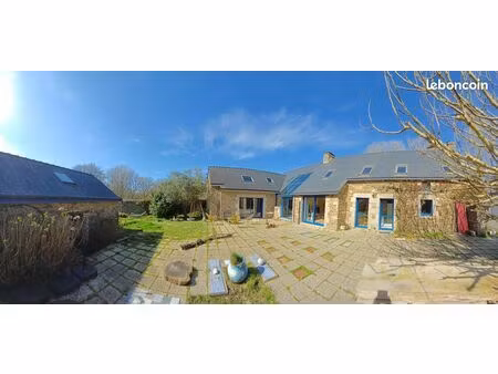 petit corps de ferme entre bourg et mer