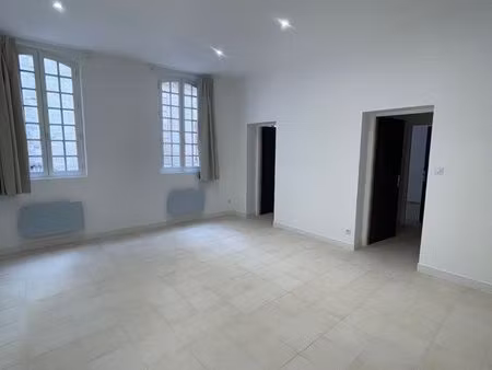 t3 rénové 65 m² - belle hauteur sous plafond - beaucaire