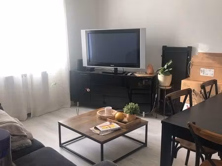 loue maison de village au rez-de-chaussée avec jardin