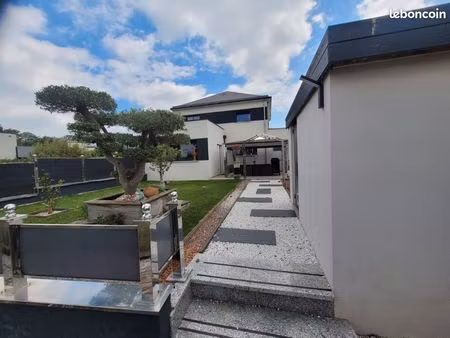 maison familiale moderne avec prestations haut de gamme