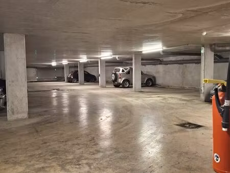 place de parking sécurisée / tram champ de courses