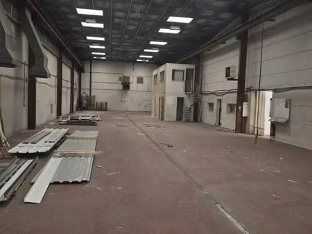 local d'activité 1 700 m²