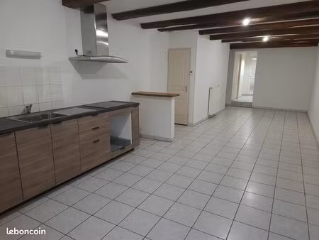 appartement t3 duplex rénové au centre de damparis  2 chambres + petite cour extérieure 65