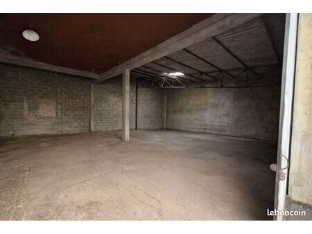 230m2 à dax: local à louer