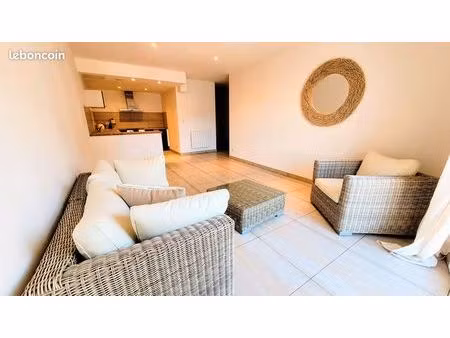 très beau t3 de 62.45 m² récent  1er étage au centre du village  faibles charges