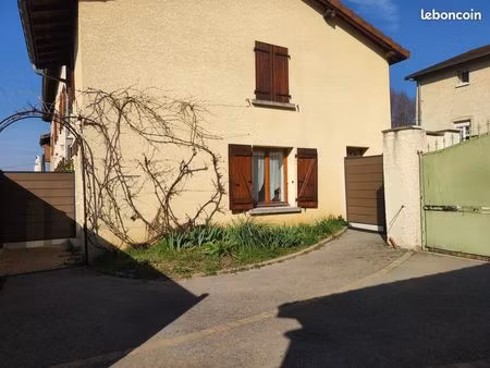 charmante maison de 52 m² avec jardin à vaulx-milieu