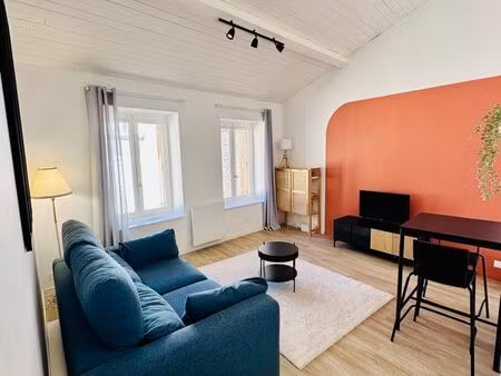 t2 meublé entièrement rénové – 44m² – prêt à vivre – disponible rapidement