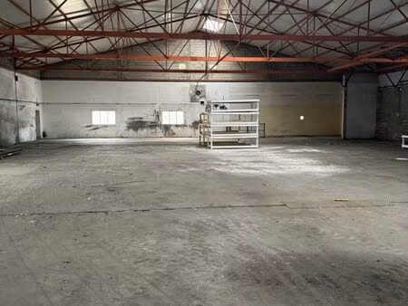 local d’activité – 2 400 m² – grande hauteur – accès pl