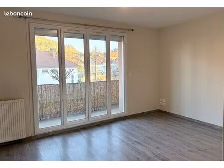 f4 lumineux avec balcon