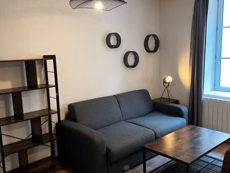 ? studio meublé 23 m² – rénové – centre saint-amour – disponible le 21/03