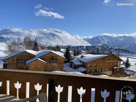 apparemment vue montagne et skis aux pieds