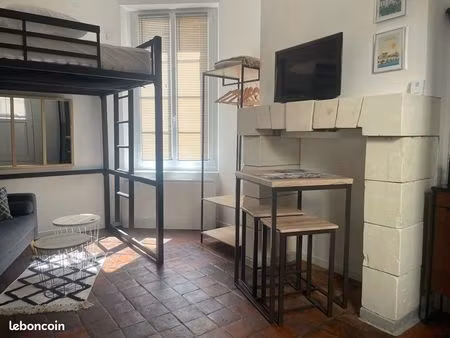 studio/ mini loft . centre ville bléré