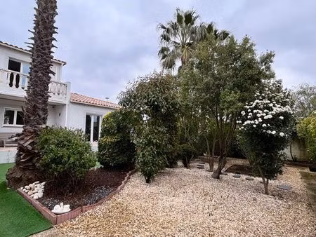 villa avec un bel espace jardin