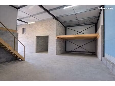 local de 150m2 avec bureau et grand parking