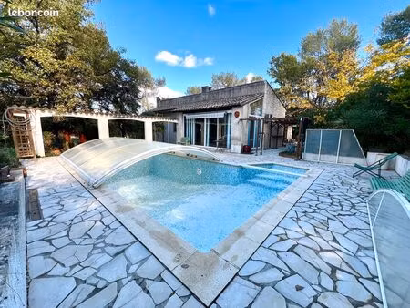 superbe propriété provençale en demi-niveaux 8p 229m2 avec piscine dans magnifique écrin d