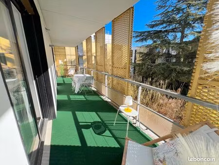 caudéran hyper centre t2 récent au calme avec grande terrasse et parking