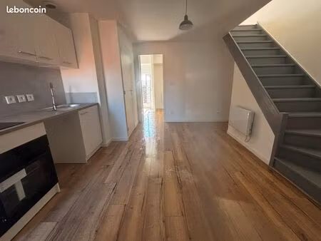 t3 duplex rénové – 45 m² – centre gourdon – lumineux