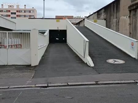 emplacement de parking couvert sécurisé