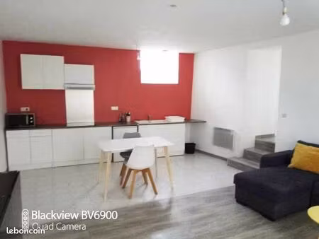 a 150 m des halles  t3 de 65 m2 meublé