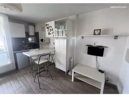 libre en avril urgent studio meublé avec parking et terrasse