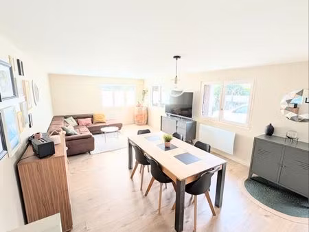 maison cœur de village avec extérieur et stationnement