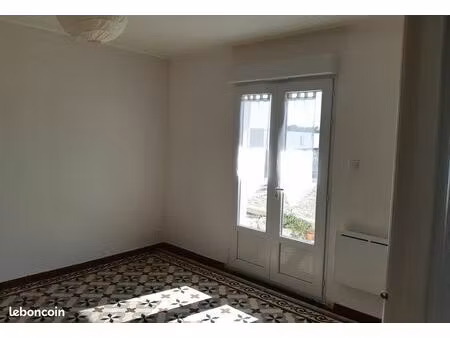 proche toutes commodités avec grande terrasse et garage