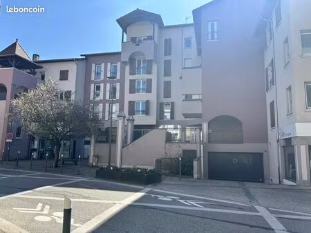 parking/box 22 m² gières