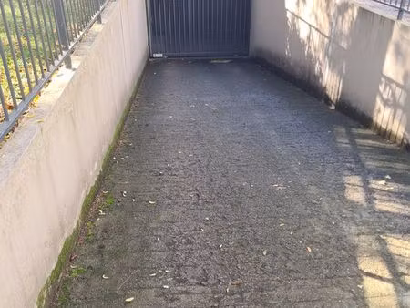 place de parking moto ou vélo disponible de suite