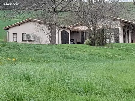 villa   endroit calme et verdoyant   large vue sur la plaine et puymirol
