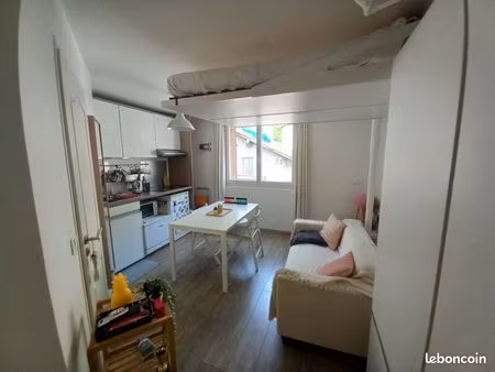 location studio meublé avec électricité  eau et internet compris dans le loyer et proche c