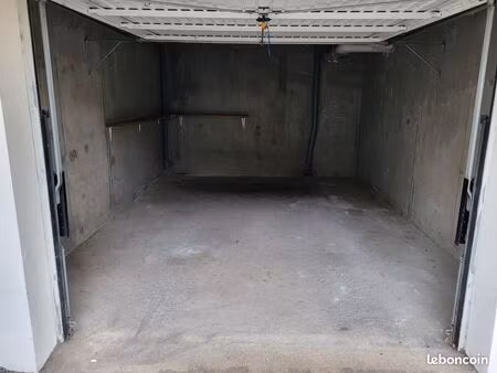 garage/box fermé 17m2 proche 8 mai rezé